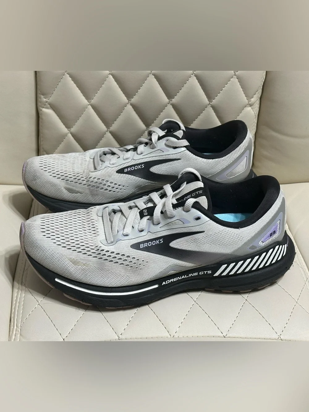 Brooks Adrenaline GTS 23 Wide running shoes size 8.5 wide gray